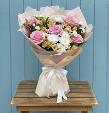 Букет цветов из:  Гвоздики, Орхидеи и Розы в Гаджиево