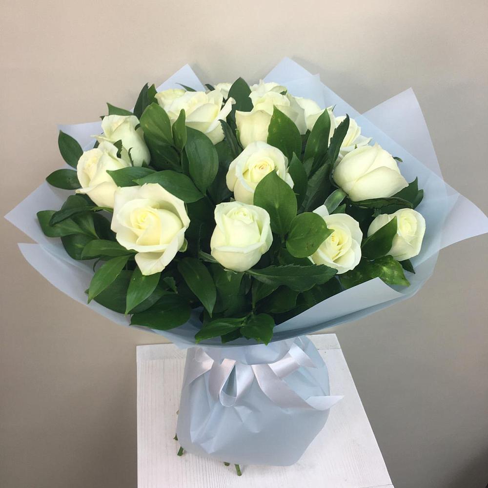 Букет 15 Белых роз Проуд в Гаджиево