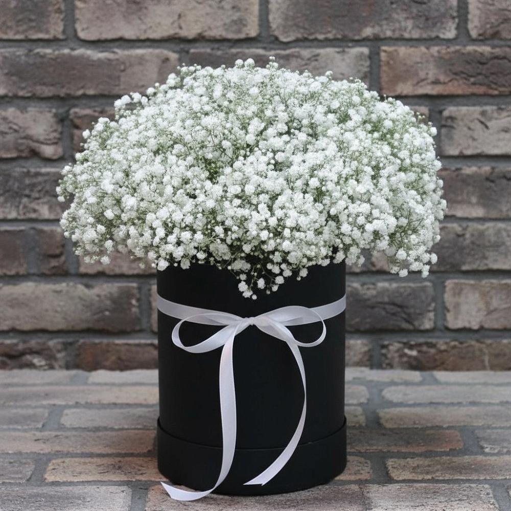 Цветочная композиция из Гипсофила в шляпной коробке в Гаджиево