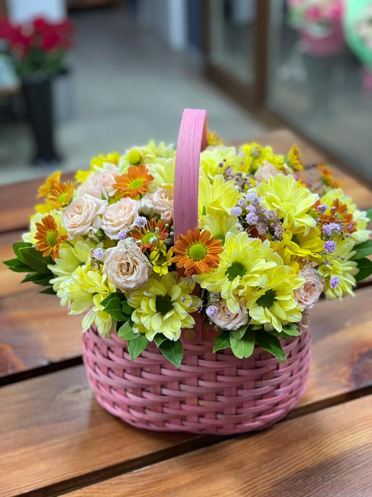 Цветочная композиция из Хризантемы и Розы в корзине в Гаджиево
