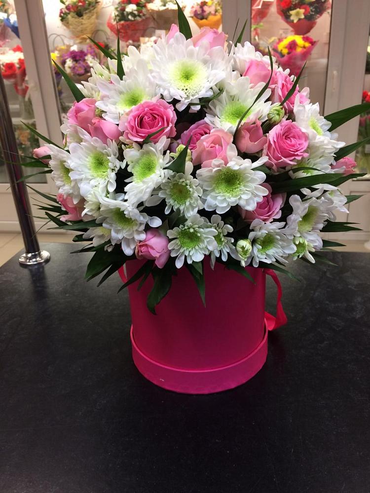 Цветочная композиция из Розы и Хризантемы в шляпной коробке в Гаджиево