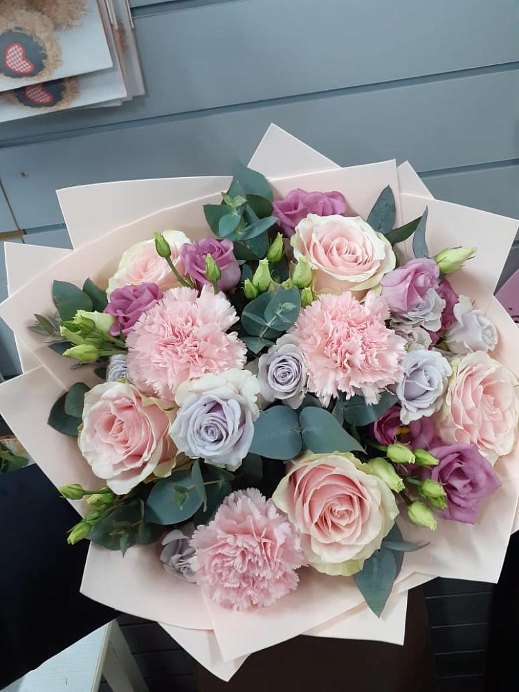 Букет цветов из: Розы, Гвоздики и Лизиантусы в Гаджиево