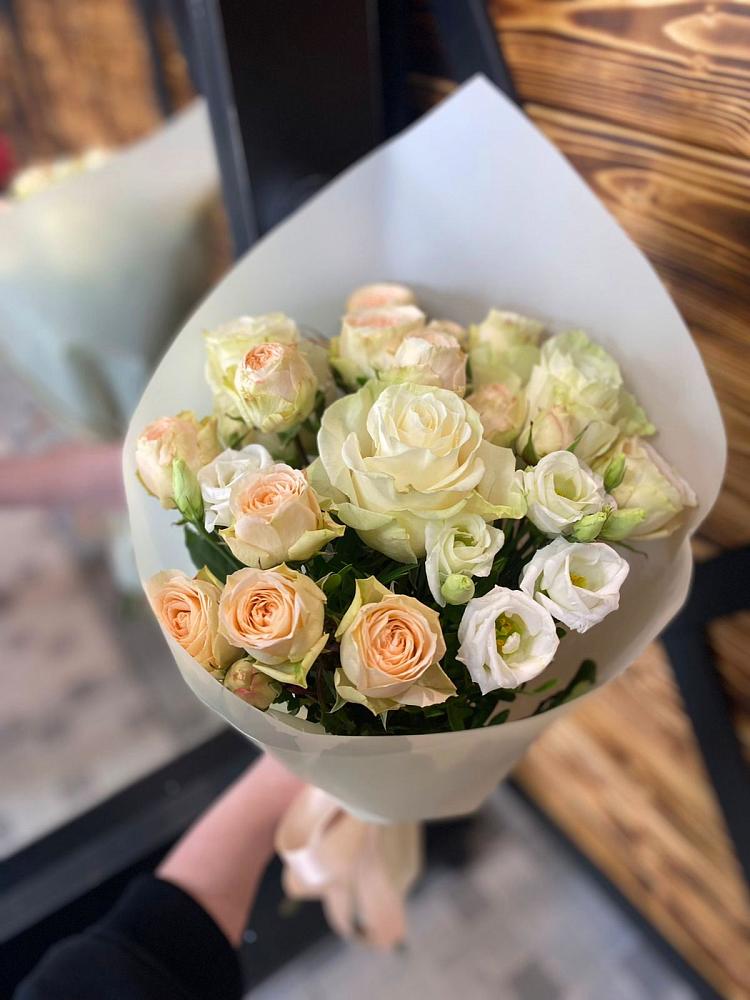 Букет цветов из: Розы и Лизиантусы в Гаджиево